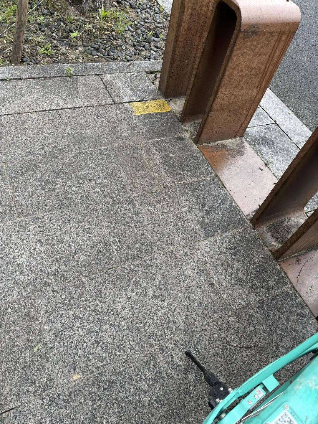 擦不掉，根本擦不掉！杭州女子家門(mén)口遭“暗算”：這是啥？