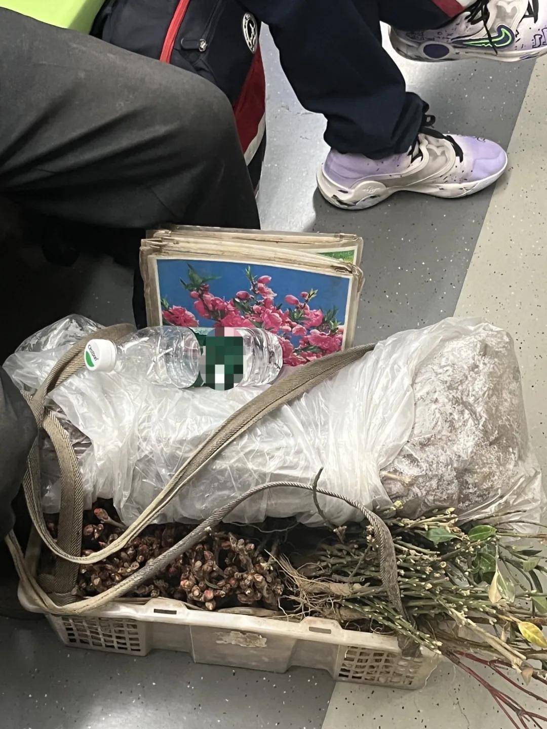 熱搜第一！務(wù)工大哥坐地鐵被鄰座罵臟，她挺身而出：“我愿意跟他挨著”