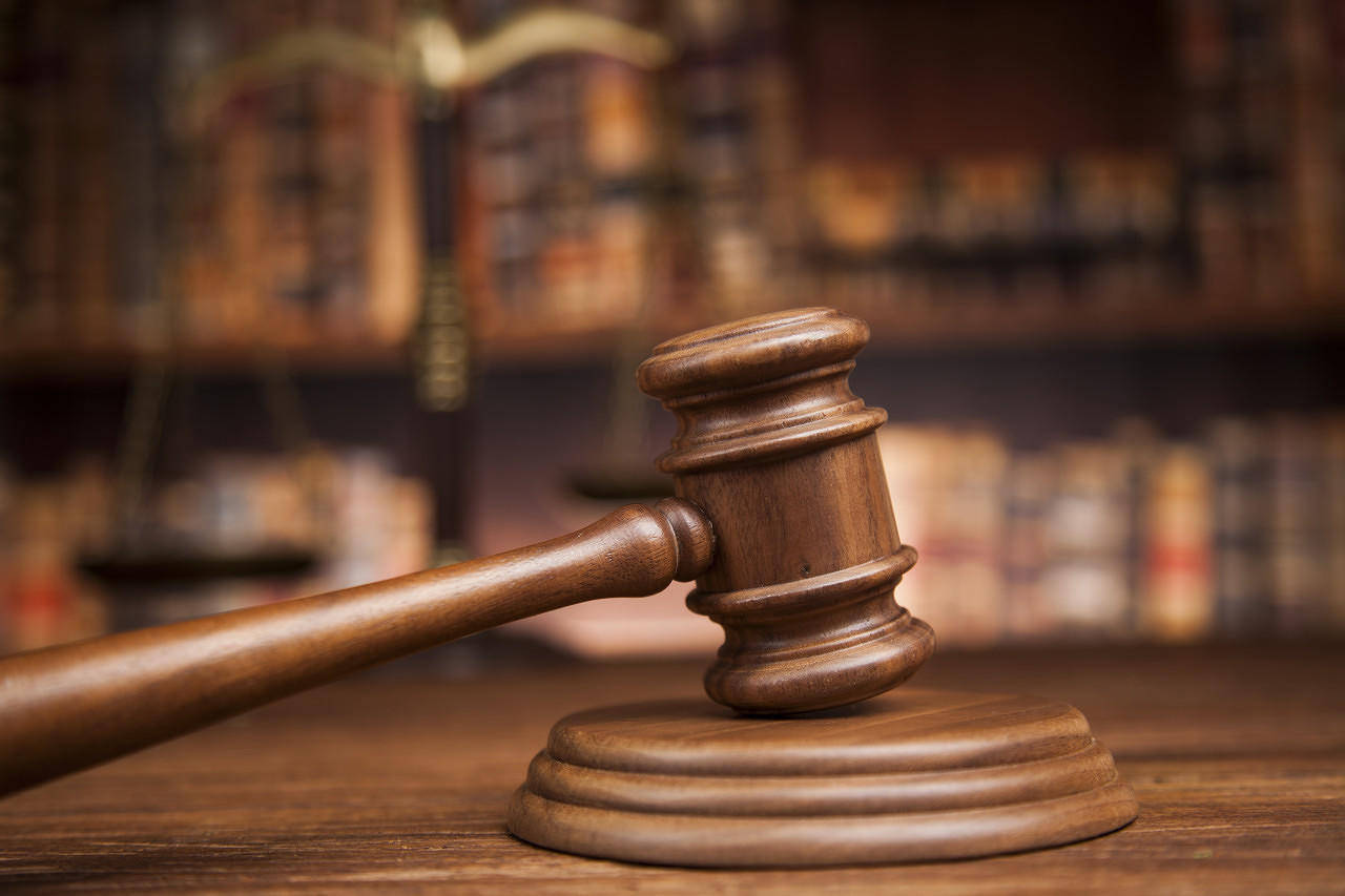男子入室盜竊被發(fā)現(xiàn)后竟將女子壓在床上，一審被判6年半 上訴稱不構(gòu)成搶劫罪而是想猥褻對(duì)方被駁回