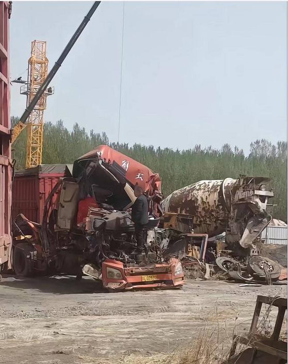 山西長治一路面凌晨突陷直徑4米大坑，55歲貨車司機車毀人亡，當(dāng)?shù)鼗貞?yīng)