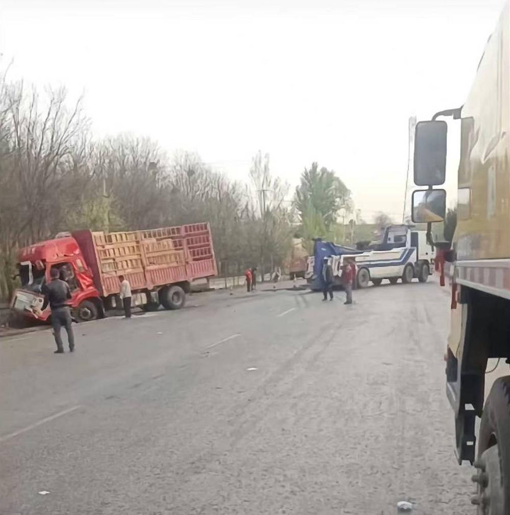 山西長治一路面凌晨突陷直徑4米大坑，55歲貨車司機車毀人亡，當(dāng)?shù)鼗貞?yīng)