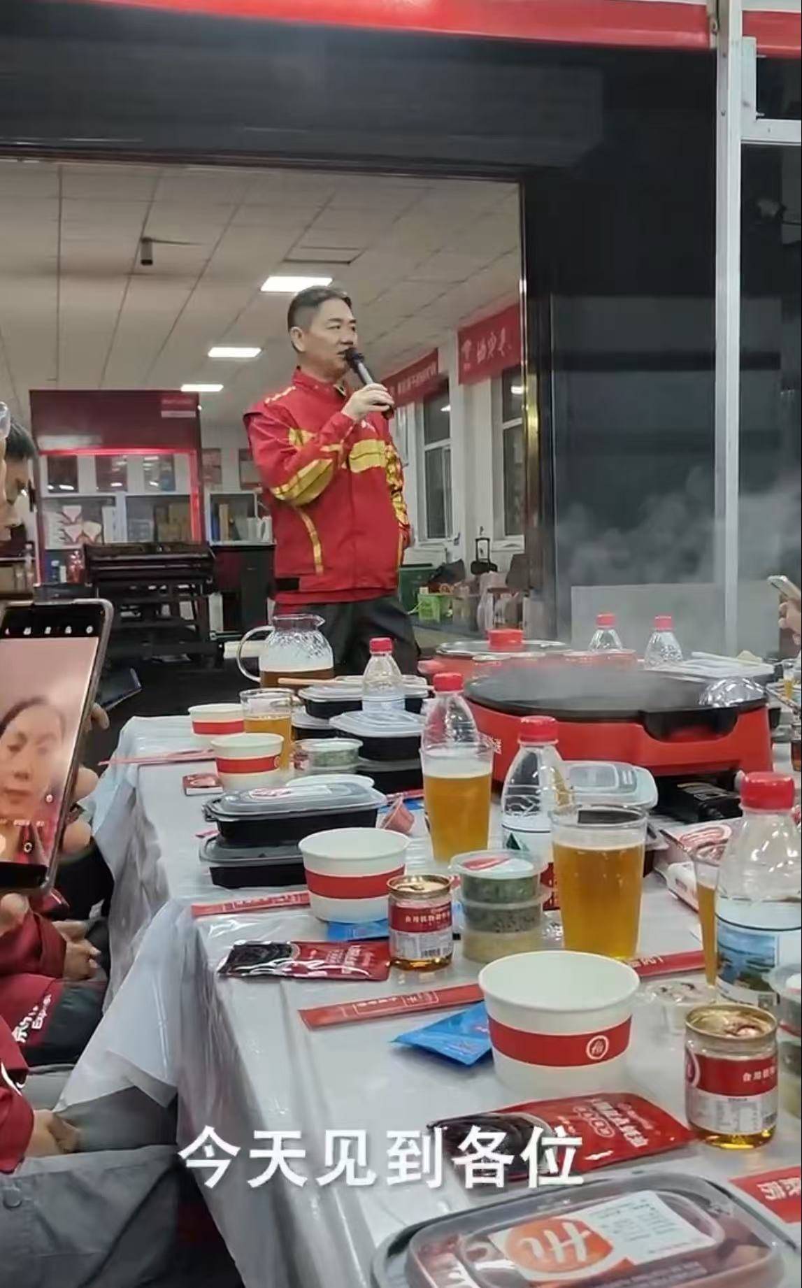 劉強(qiáng)東沖到一線：白天送外賣，晚上請騎手吃海底撈