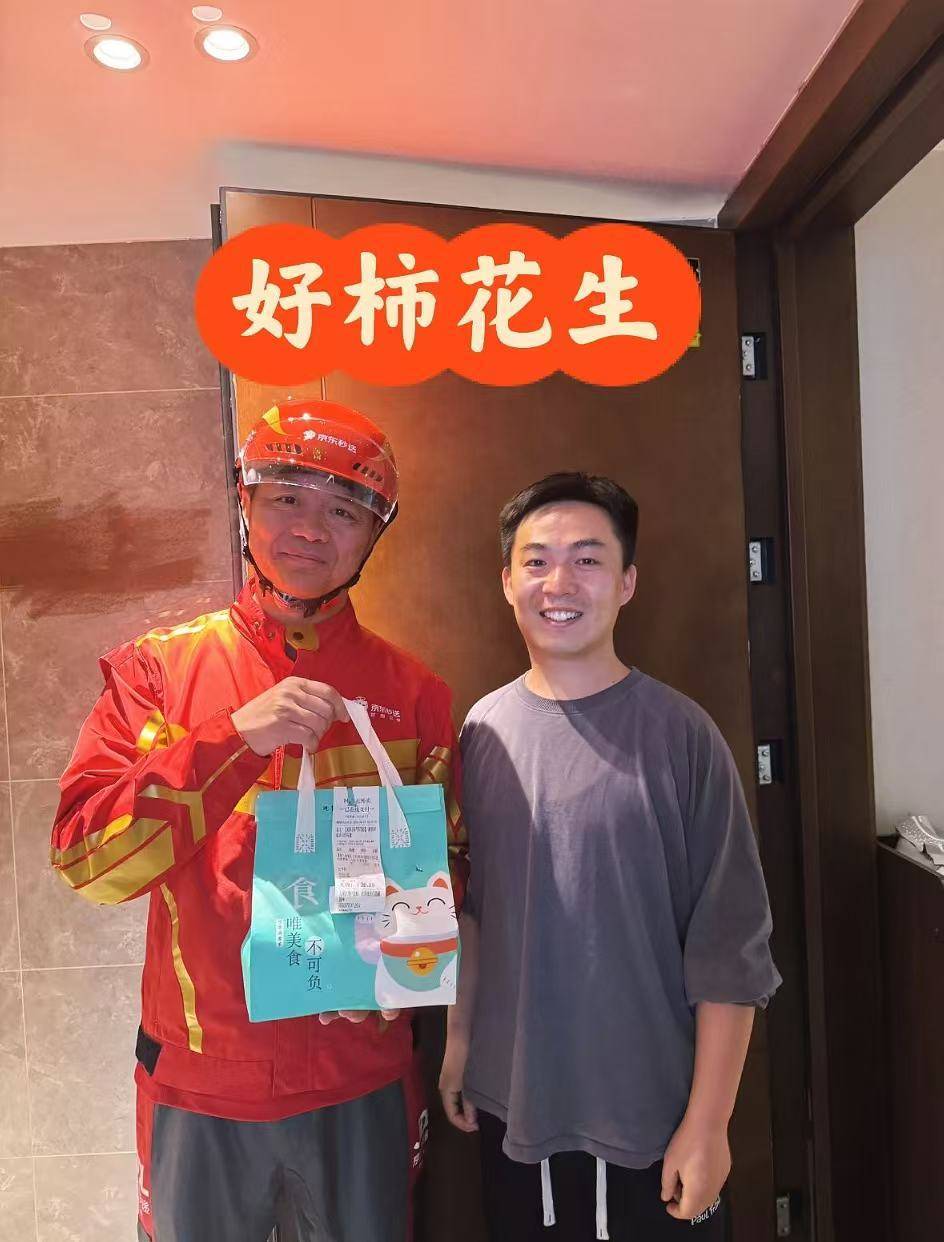 劉強(qiáng)東沖到一線：白天送外賣，晚上請騎手吃海底撈