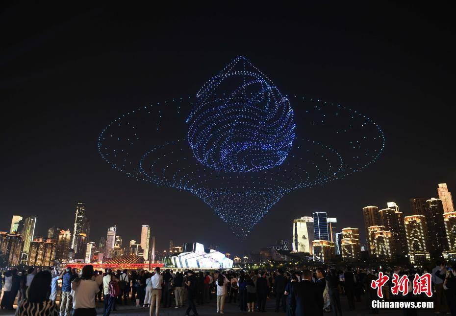 50多個國家的200多名外賓在重慶欣賞無人機(jī)燈光秀