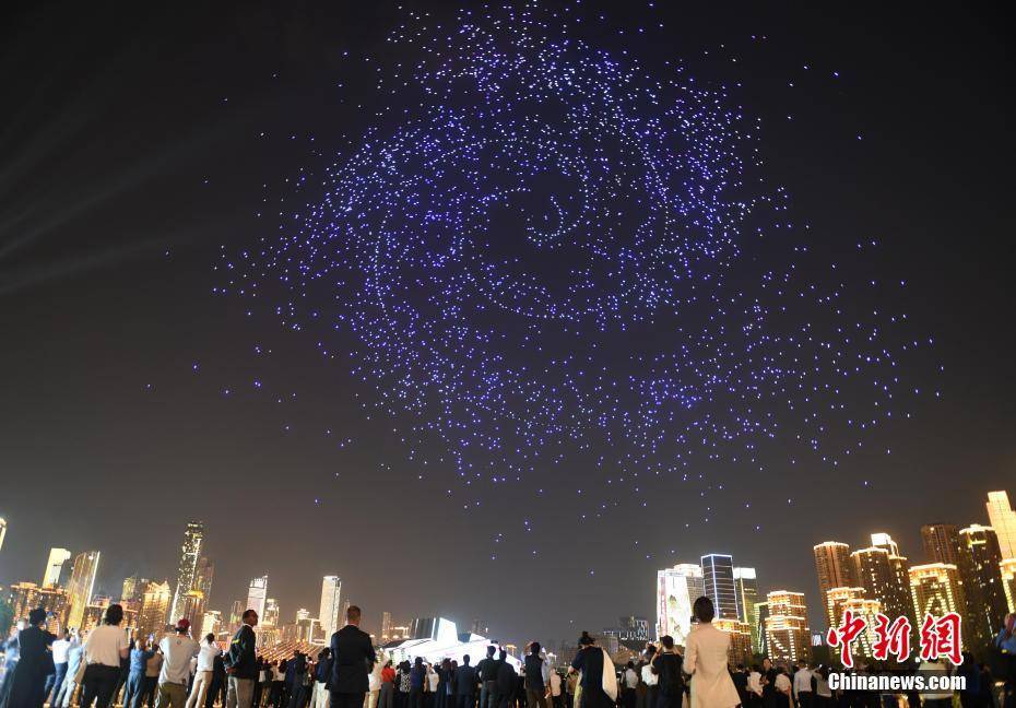 50多個國家的200多名外賓在重慶欣賞無人機(jī)燈光秀