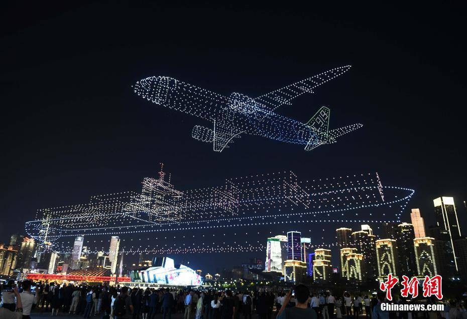 50多個國家的200多名外賓在重慶欣賞無人機(jī)燈光秀