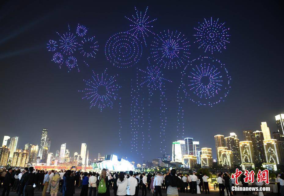 50多個國家的200多名外賓在重慶欣賞無人機(jī)燈光秀