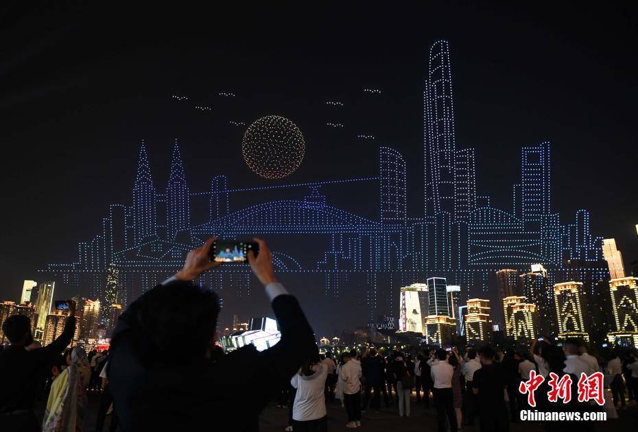50多個國家的200多名外賓在重慶欣賞無人機(jī)燈光秀