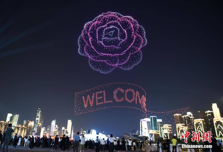 50多個國家的200多名外賓在重慶欣賞無人機(jī)燈光秀