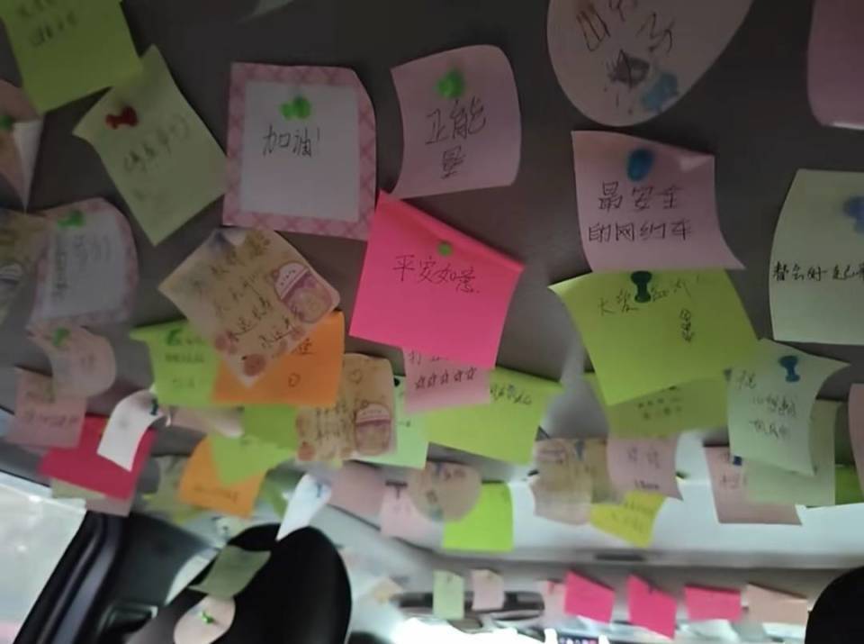 “家中無人照顧，只能隨車同行”，山東一司機帶著車禍受傷妻子跑網(wǎng)約車，乘客暖心留言