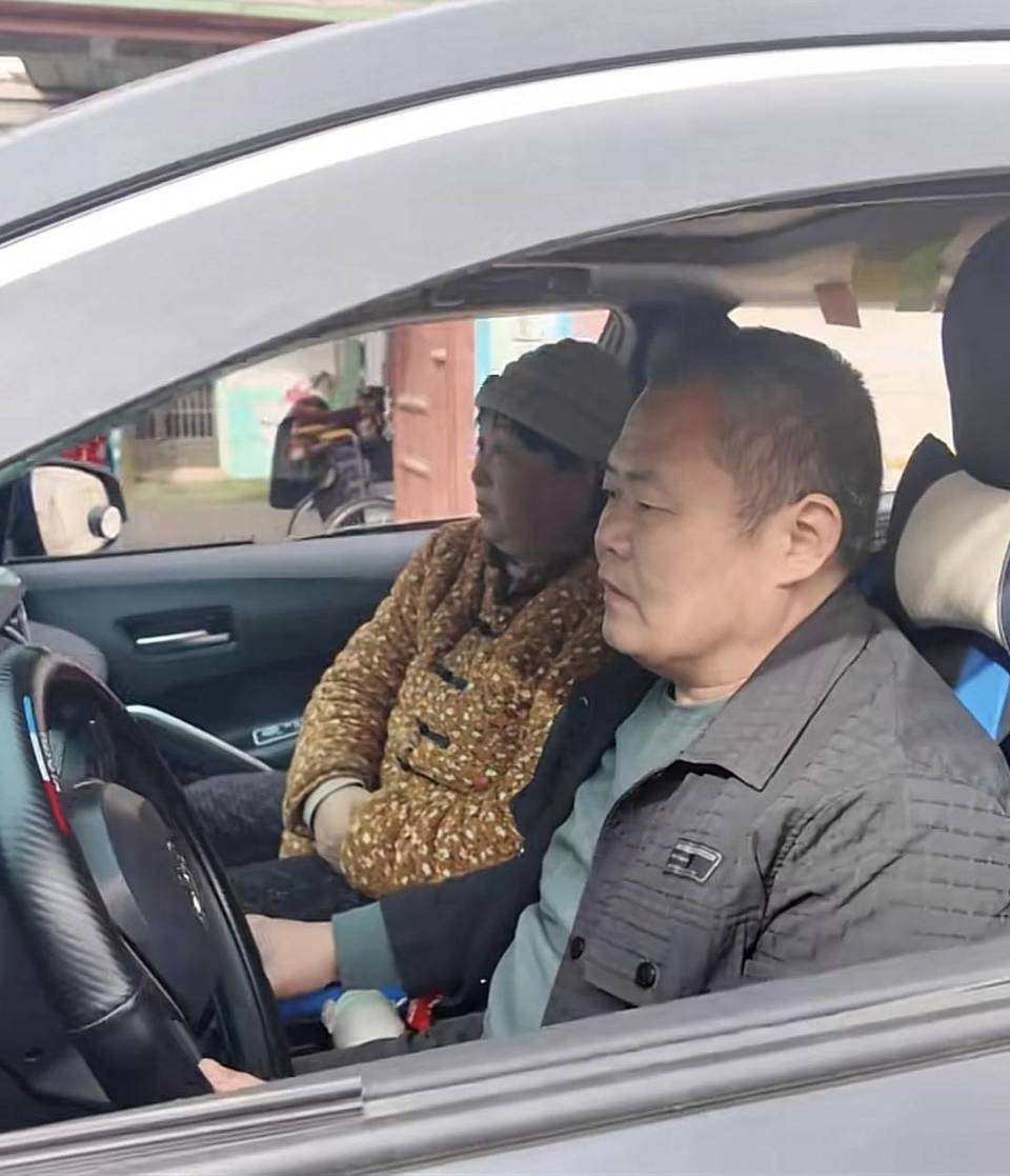 “家中無人照顧，只能隨車同行”，山東一司機帶著車禍受傷妻子跑網(wǎng)約車，乘客暖心留言