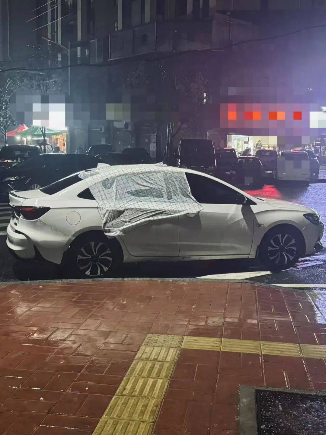 暖心！司機離開車窗未關(guān)嚴，店主用桌布遮蓋車窗幫其擋雨