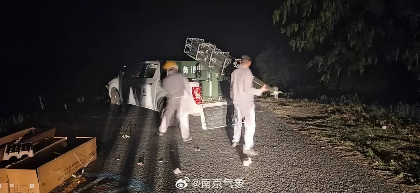 剛剛，南京發(fā)射火箭彈18枚！
