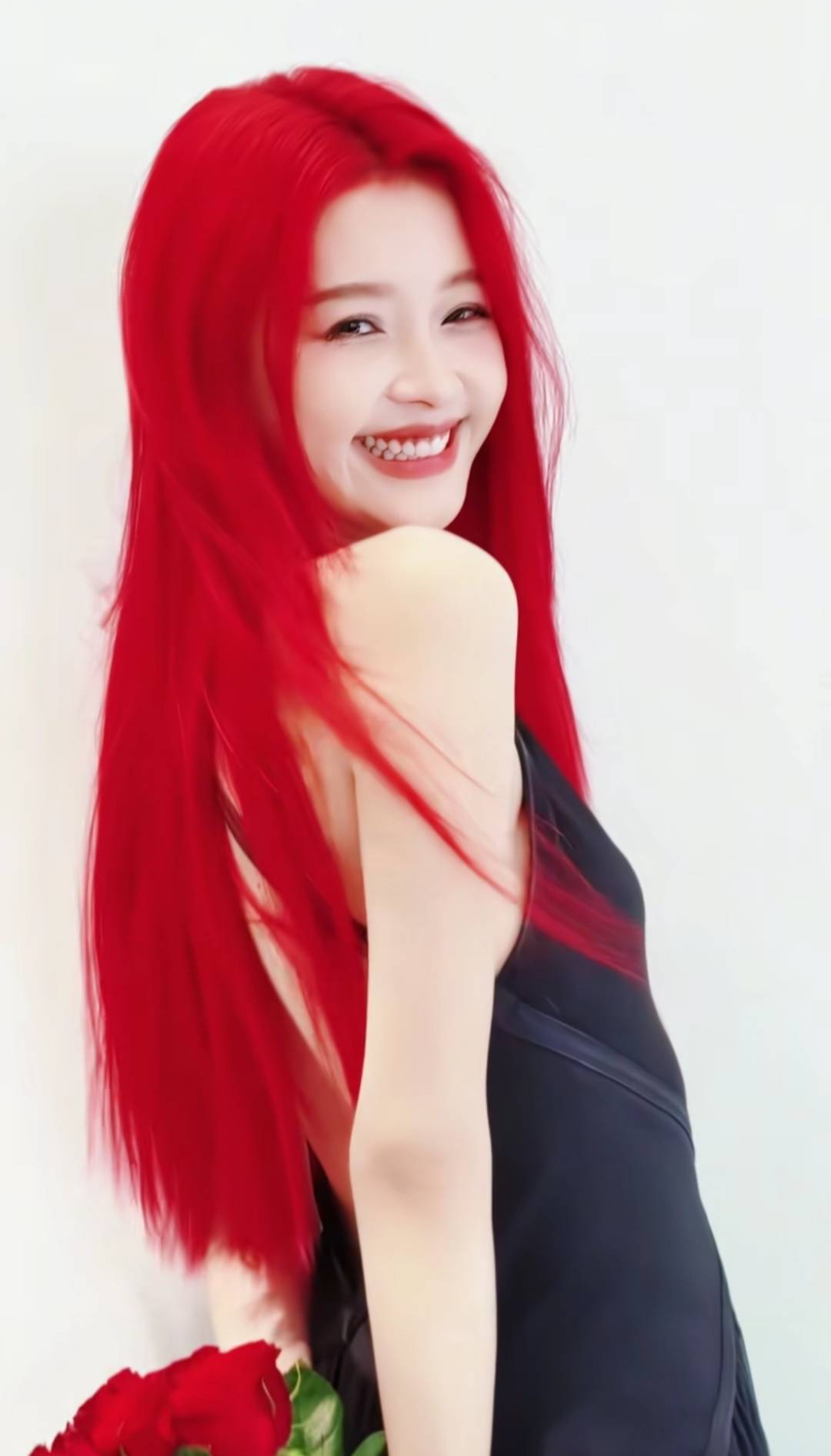 女演員染紅色頭發(fā)，稱“吃了三天過(guò)敏藥才敢染”