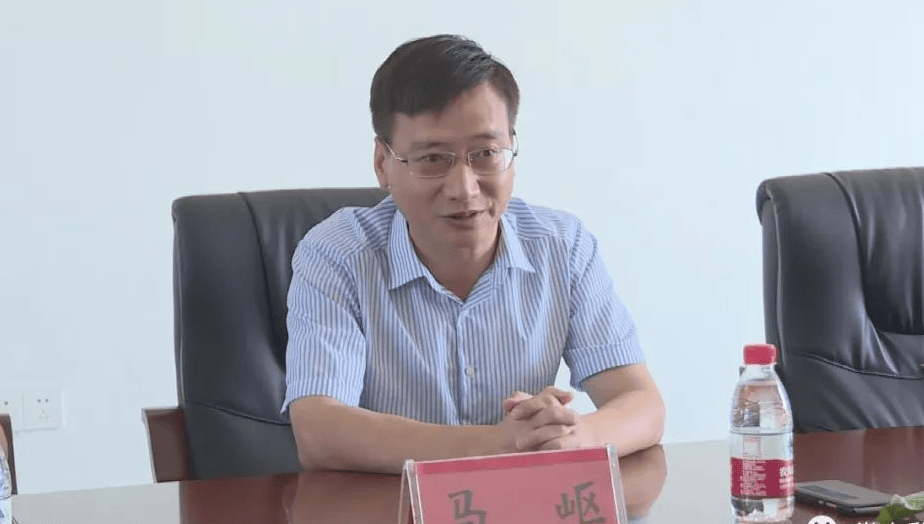 副縣長(zhǎng)拉攏6名公職人員，組建“七兄弟吃喝圈”，長(zhǎng)期接受打牌摜蛋等“保姆式”服務(wù)