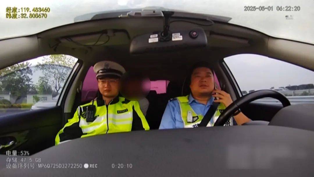 夫妻因開車問題吵架，丈夫沒帶手機被扔高速，無奈車道上插兜散步