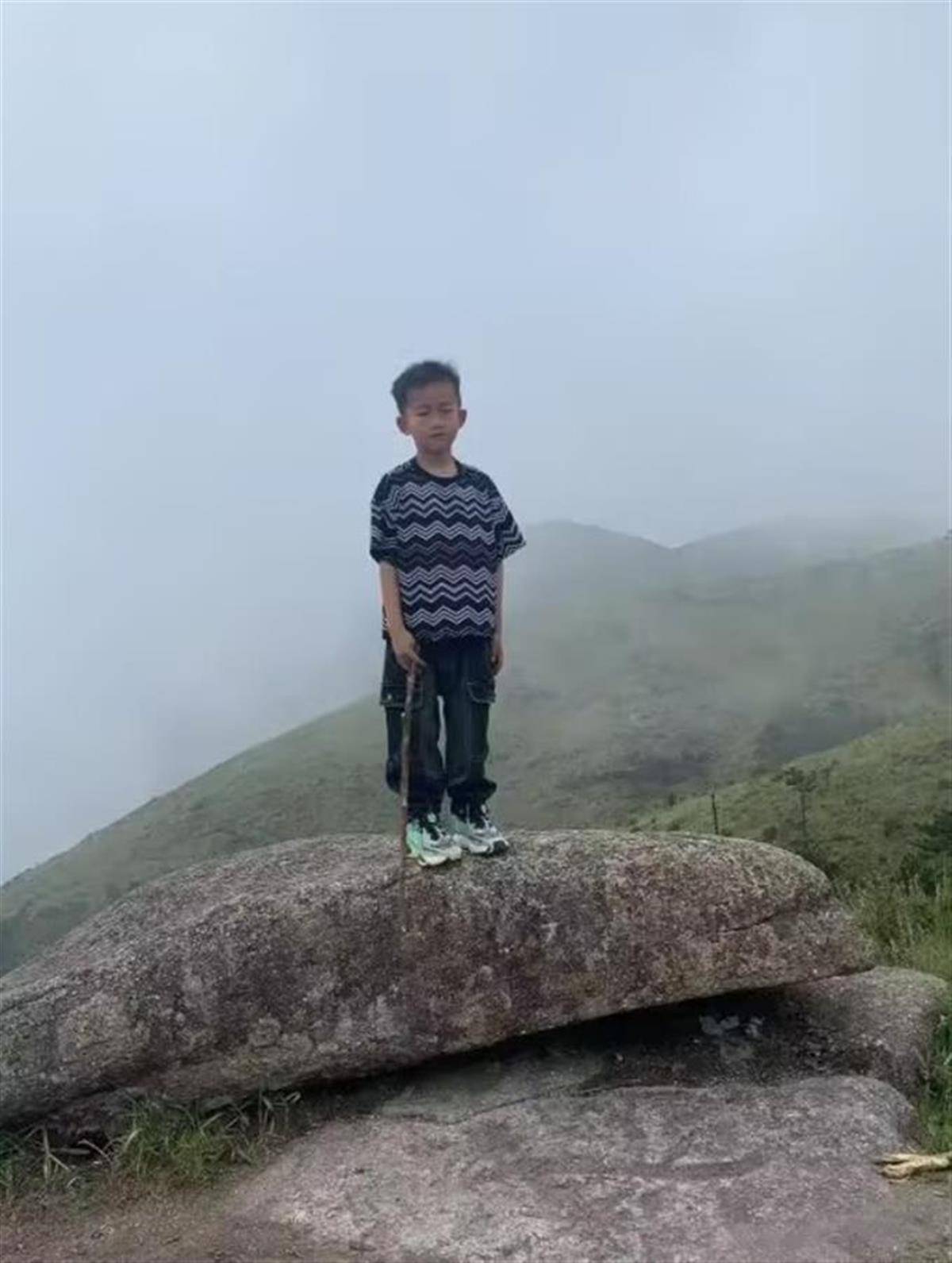 福建8歲男童在1800米山頂失蹤24小時，當?shù)兀号c家人走散，通宵搜救暫無進展