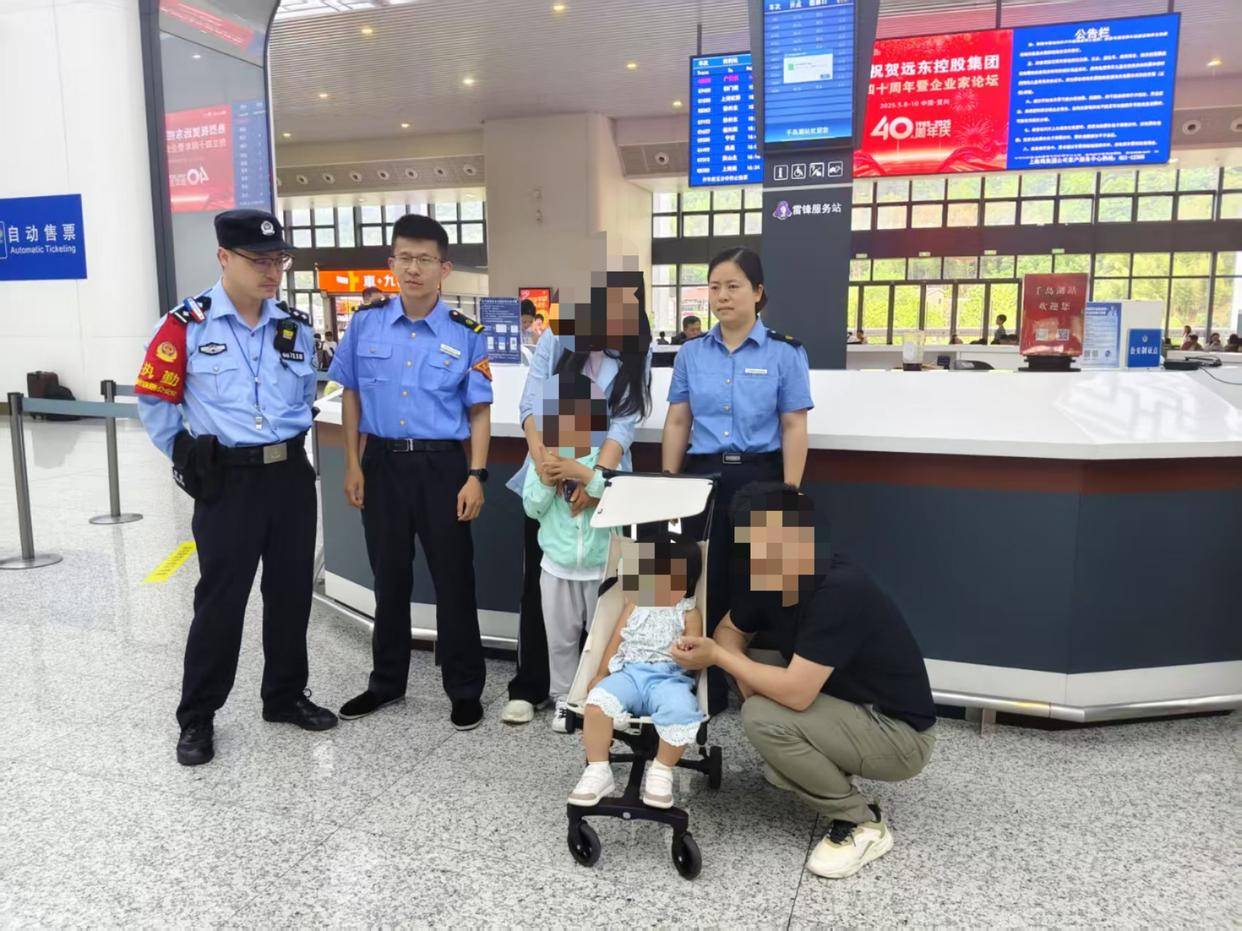 爸媽打瞌睡，5歲哥哥帶2歲妹妹獨(dú)自下高鐵：想叫他們的，但是覺(jué)得保護(hù)妹妹比較重要