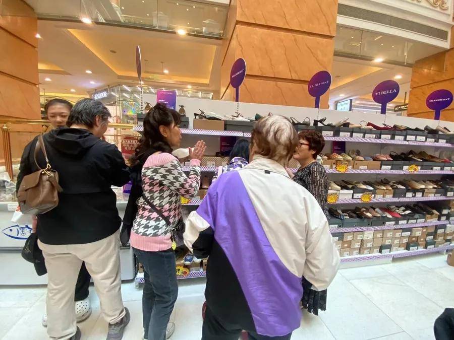 “1800元的出口商品219元拿下”！上海人假期瘋狂“撿漏”，這里外貿好東西都賣爆了，新品還將接力上市