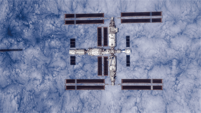 太陽翼才修好沒多久，又有“敵”撞過來了？3名航天員緊急加防