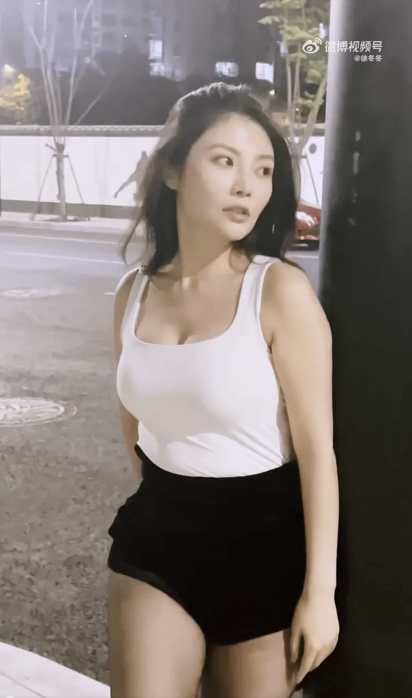 “椰樹女神”徐冬冬大方曬照，并配文：我的蝴蝶袖，很豐腴！