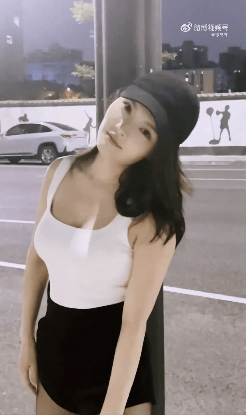 “椰樹女神”徐冬冬大方曬照，并配文：我的蝴蝶袖，很豐腴！