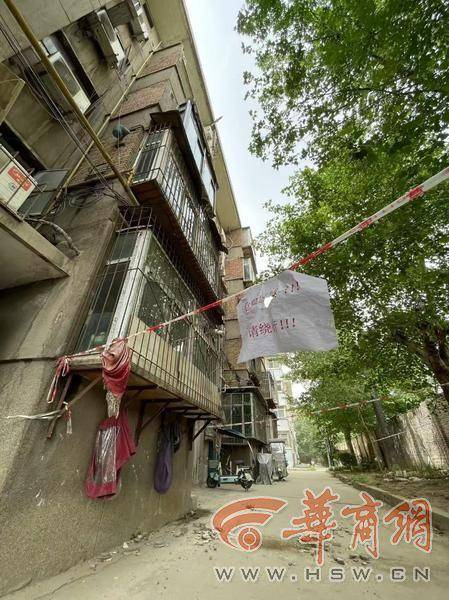 大風(fēng)中西安一40年老樓兩戶陽(yáng)臺(tái)墜落，居民擔(dān)心危房盼安全鑒定