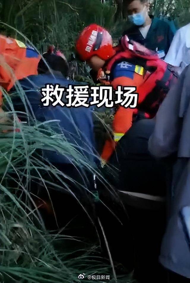 四川一特斯拉墜河駕駛?cè)松硗?，知情人士發(fā)聲