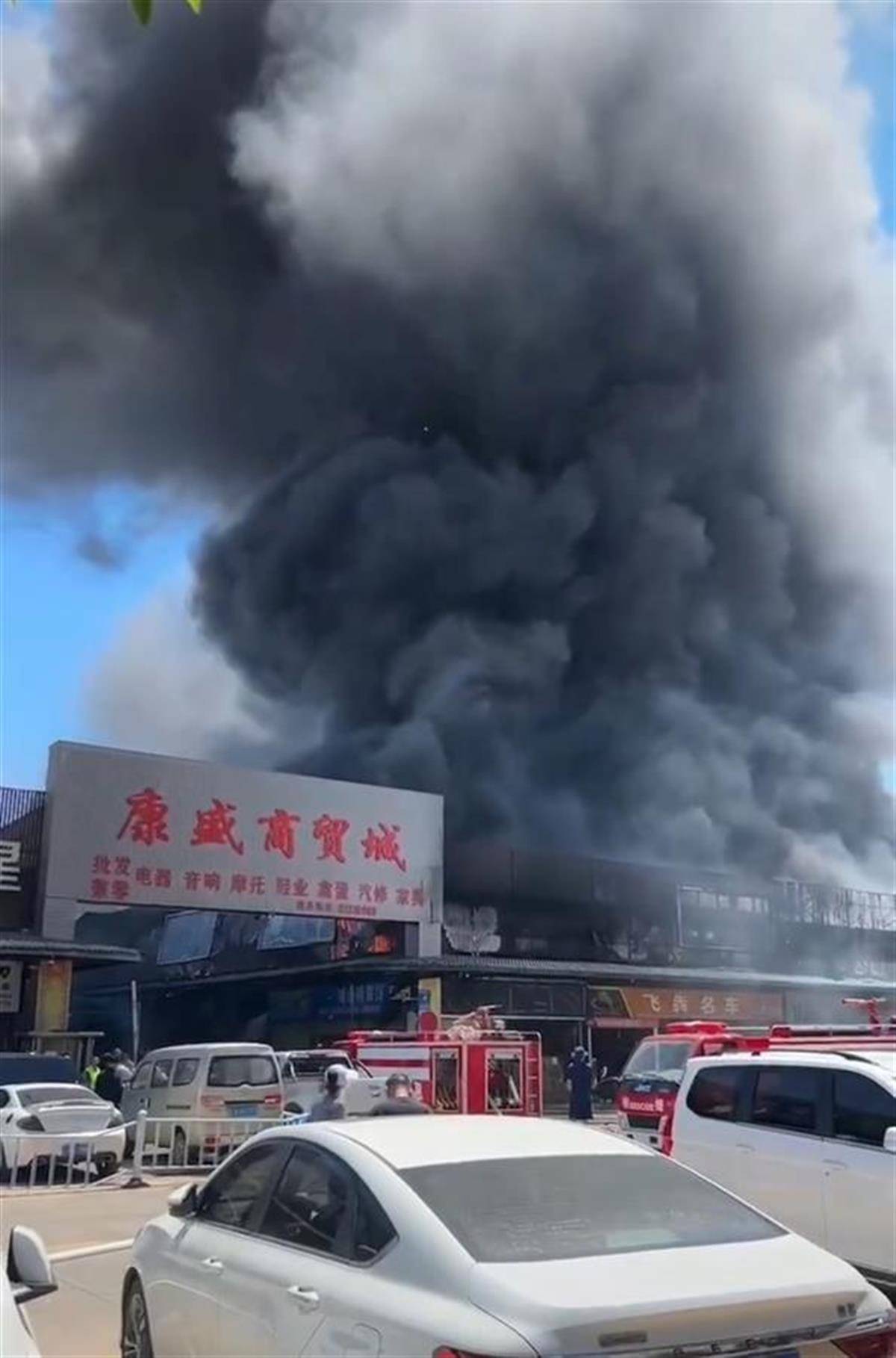 昆明一商貿(mào)城發(fā)生火災(zāi)，現(xiàn)場濃煙滾滾，商戶：正在撲火