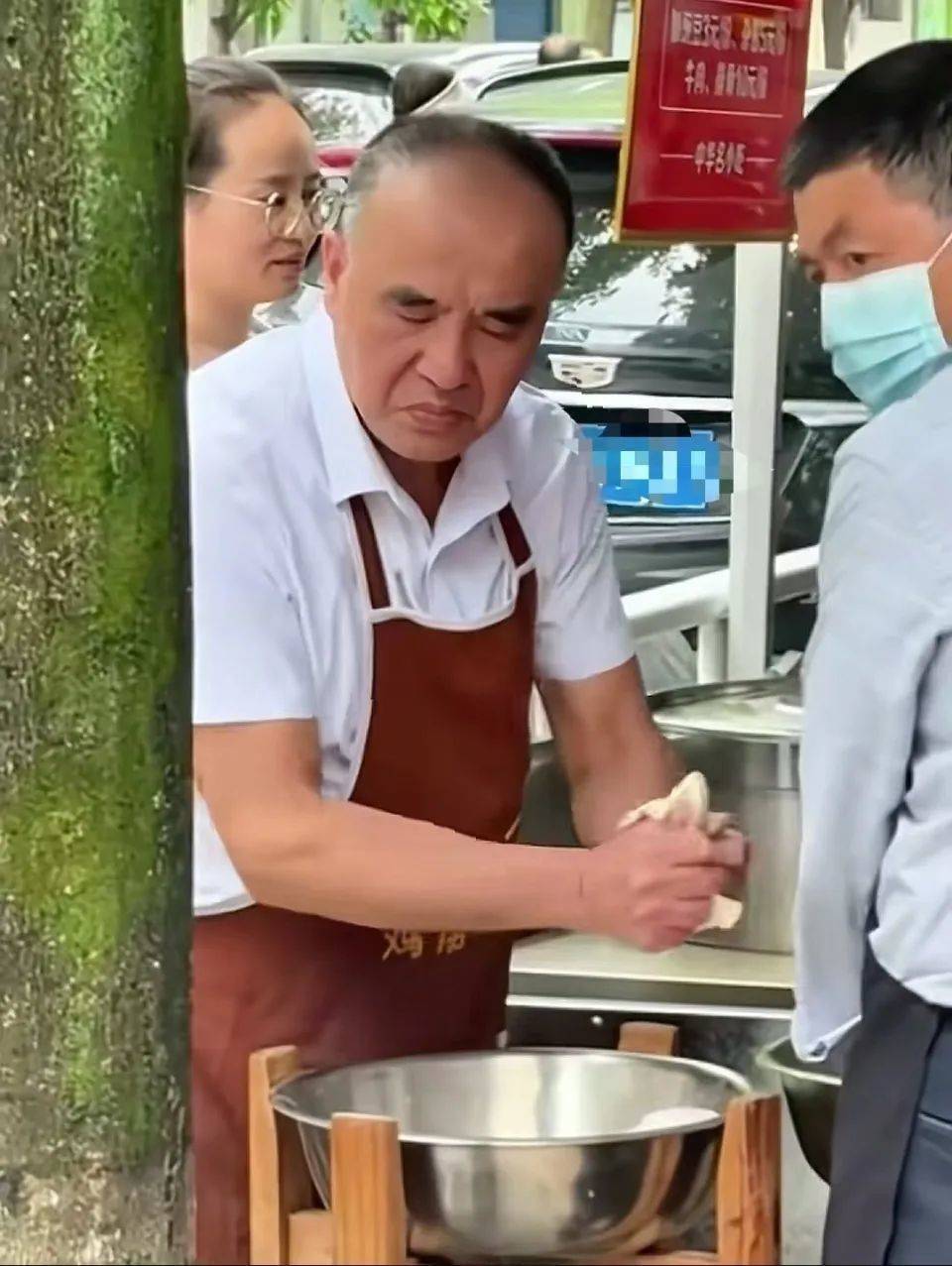 每天扯1000多碗，重慶扯面大爺表情失控引關注，本人發(fā)聲：現(xiàn)在手都是腫的
