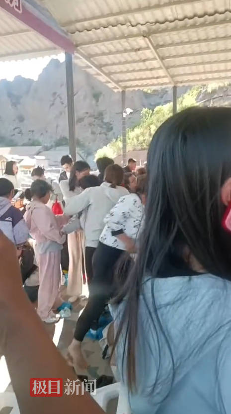 張家口一景區(qū)觀光魔毯失控，多名游客被甩出，文旅局介入調(diào)查