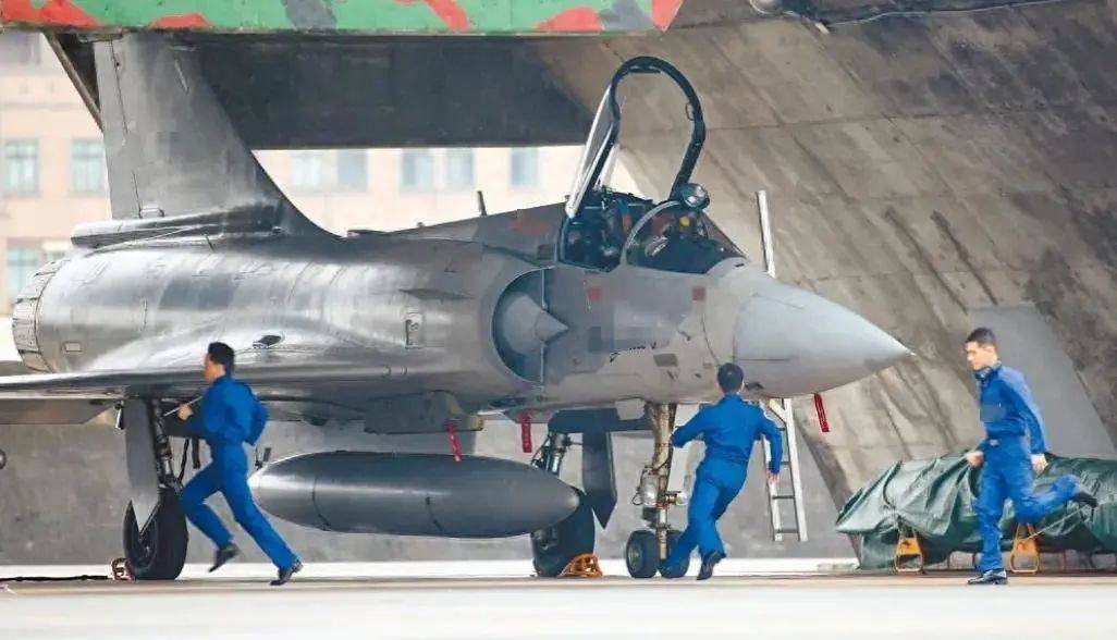 印巴空戰(zhàn)升級(jí)：殲-10CE擊落陣風(fēng)，臺(tái)灣軍迷啞口無言，西方武器神話終破滅！