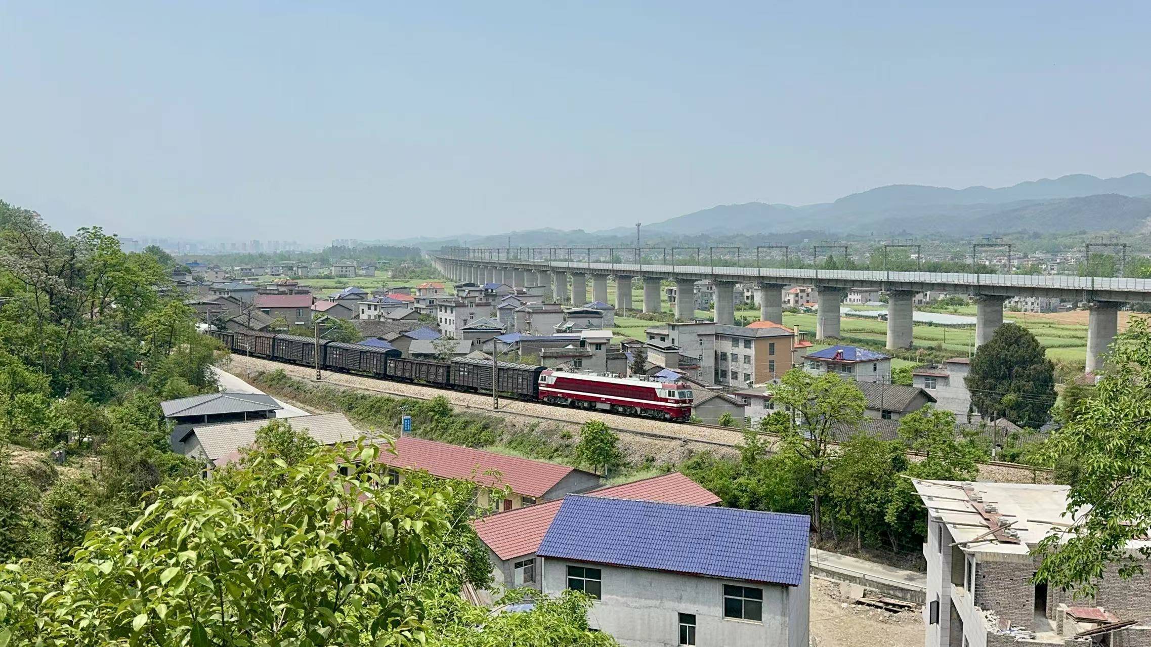 界面調(diào)查｜鐵路穿村而過：一個(gè)湘西村莊與17起火車撞人事故