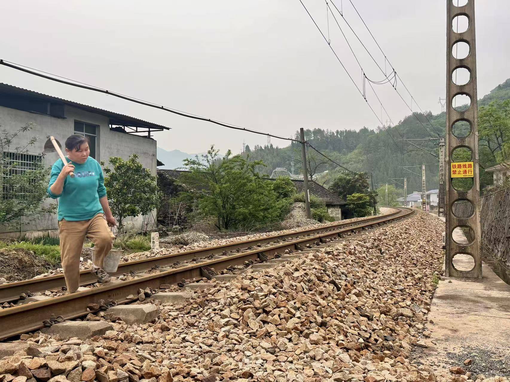 界面調(diào)查｜鐵路穿村而過：一個(gè)湘西村莊與17起火車撞人事故