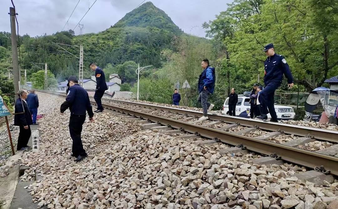 界面調(diào)查｜鐵路穿村而過：一個(gè)湘西村莊與17起火車撞人事故