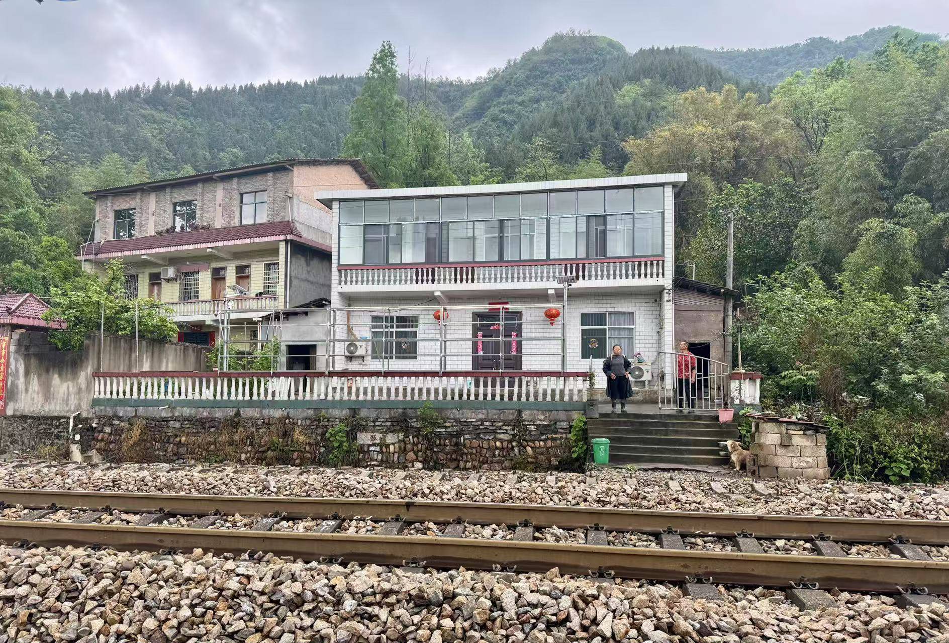界面調(diào)查｜鐵路穿村而過：一個(gè)湘西村莊與17起火車撞人事故