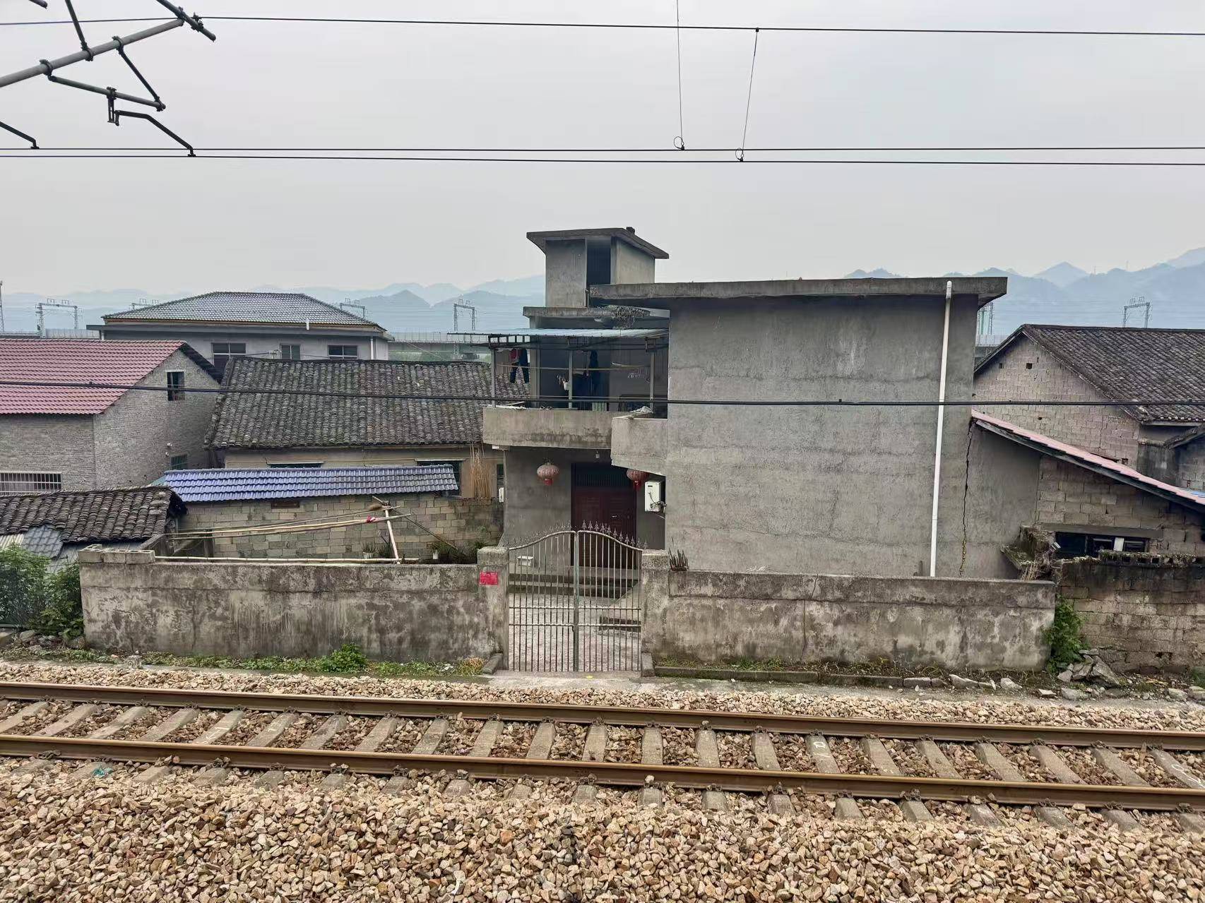 界面調(diào)查｜鐵路穿村而過：一個(gè)湘西村莊與17起火車撞人事故