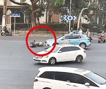 女子闖紅燈撞車受傷被定全責！交警：“為什么汽車一定有責任呢？”