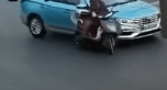 女子闖紅燈撞車受傷被定全責！交警：“為什么汽車一定有責任呢？”