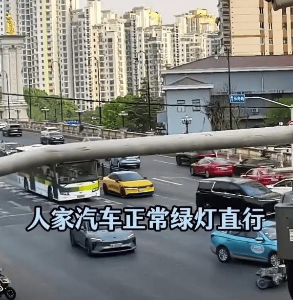 女子闖紅燈撞車受傷被定全責！交警：“為什么汽車一定有責任呢？”