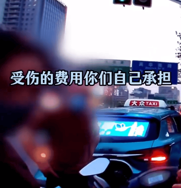 女子闖紅燈撞車受傷被定全責！交警：“為什么汽車一定有責任呢？”