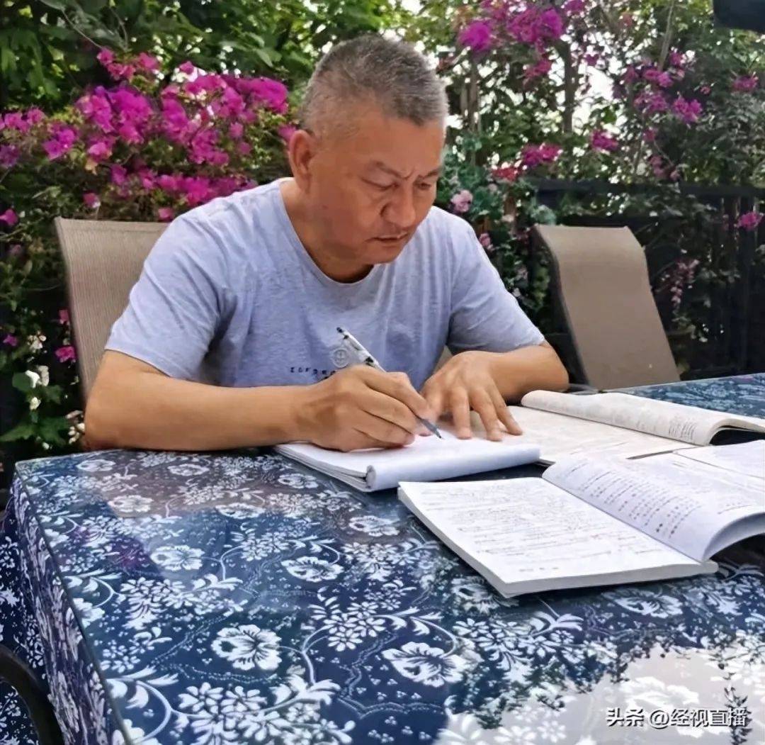 58歲梁實備戰(zhàn)第29次高考，談多次落榜：31歲已賺100萬，也許用光前半生運氣