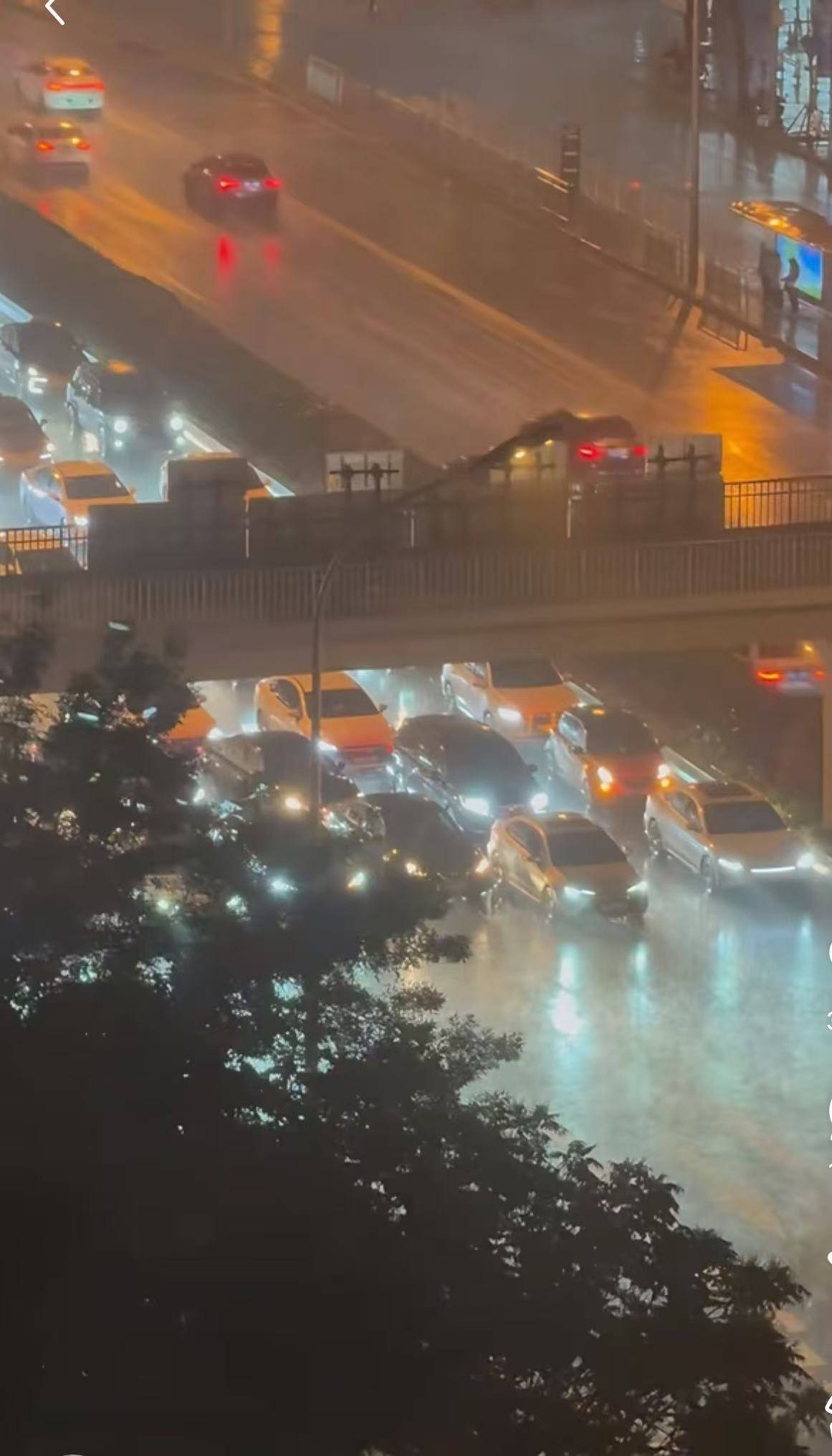 為躲冰雹在環(huán)路橋下違停致嚴重擁堵，專家指出此舉已違法
