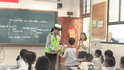 男孩“霸氣”對(duì)交警承諾：“報(bào)我名字，領(lǐng)100個(gè)包子！”
