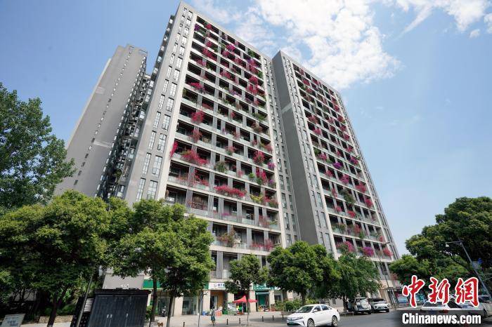 成都一棟30層高居民樓被三角梅扮靚