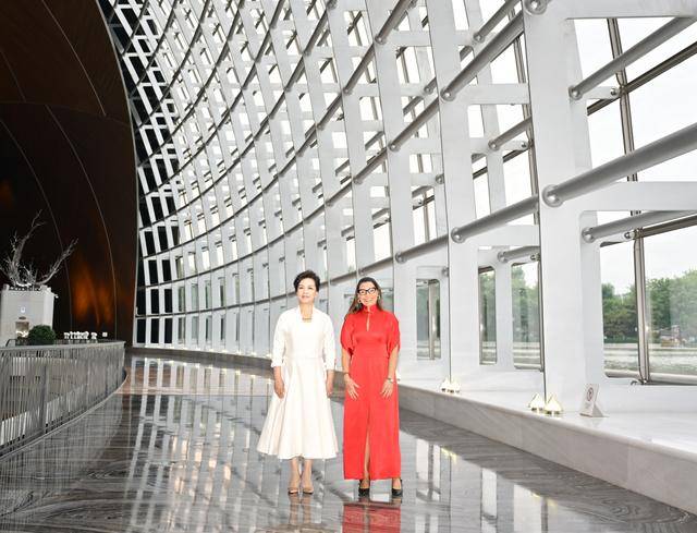 彭麗媛同巴西總統(tǒng)夫人羅桑熱拉參觀中國(guó)國(guó)家大劇院