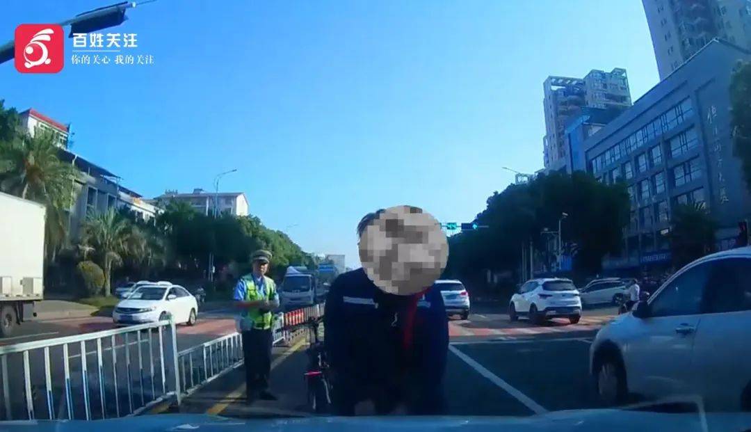 兩車剮蹭后，一車主竟當(dāng)交警面對車頭小便泄憤