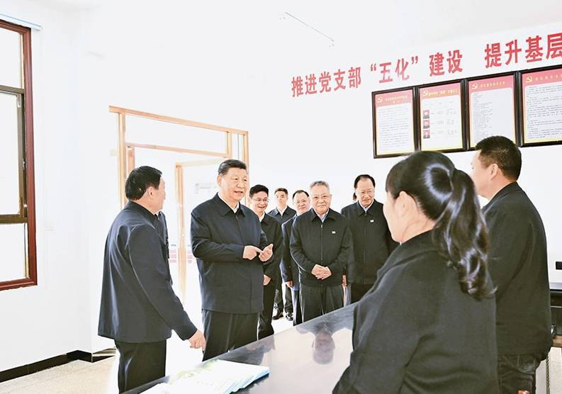 鍥而不舍落實(shí)中央八項(xiàng)規(guī)定精神，以優(yōu)良黨風(fēng)引領(lǐng)社風(fēng)民風(fēng)