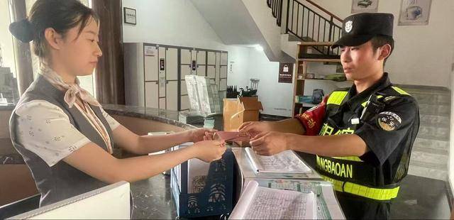 游客手機(jī)掉入水中 南陽(yáng)保安熱情相助