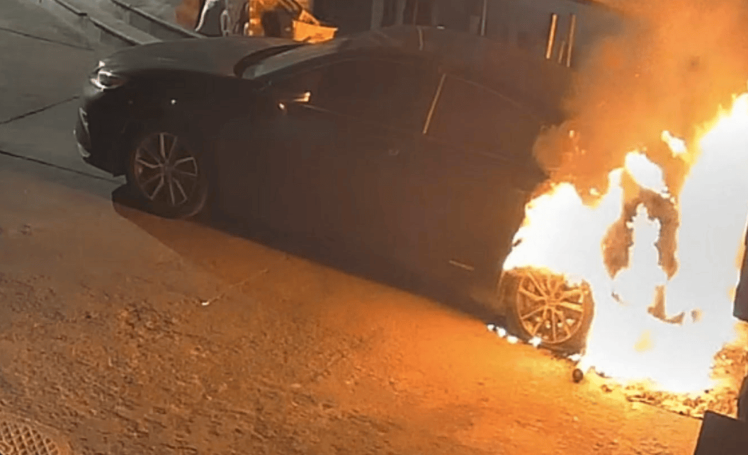 北京一代駕小哥亂扔煙頭，凌晨燒毀一輛車！警方：拘